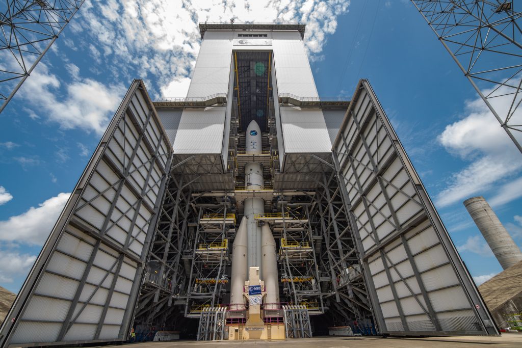 Erstes Bild eines vollständig montierten Testmodells der neuen ESA-Schwerlastrakete Ariane 6. © ESA-Manuel Pedoussaut