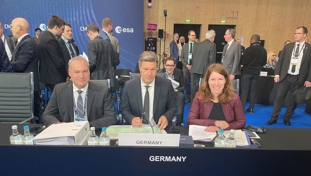 Dr Anna Christmann, German Aerospace Coordinator, Dr Robert Habeck, Federal Minister for Economic Affairs and Climate Action, and Dr Walther Pelzer, DLR Executive Board member and Director General of the German Space Agency at DLR (from left) at the negotiating table at the 2022 ESA Council Meeting at Ministerial Level in Paris. © Schütz/DLR
