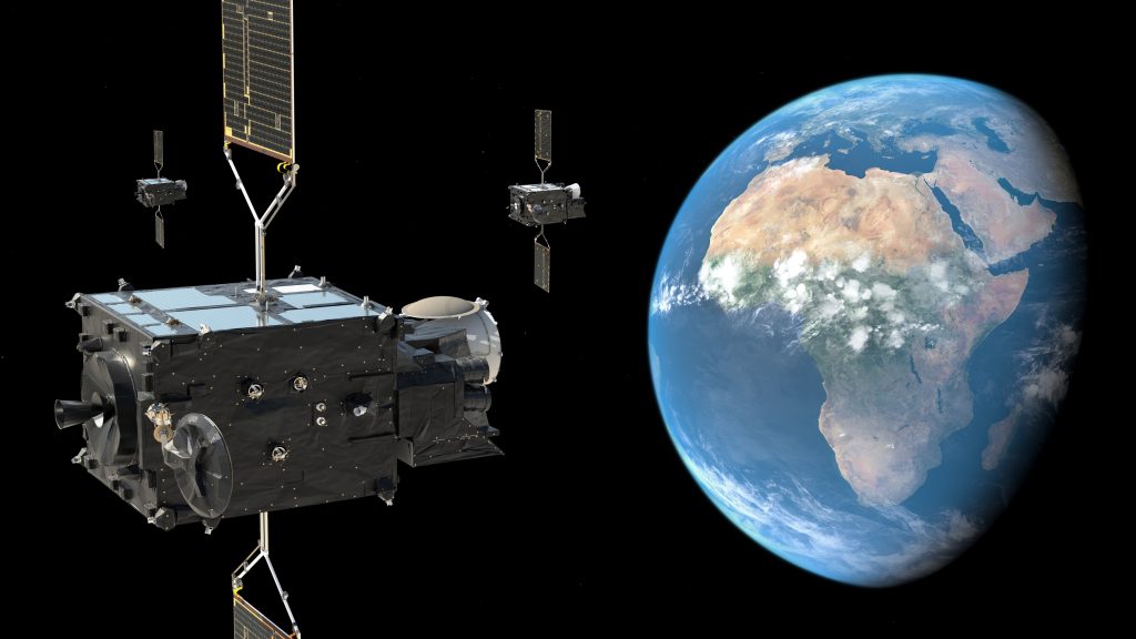 Das vollständige Meteosat-System der dritten Generation umfasst sechs Satelliten: vier bildgebende (MTG-I) und zwei sondierende (MTG-S) Satelliten. Wenn das System voll einsatzbereit ist, wird es zwei MTG-I-Satelliten umfassen, die im Tandembetrieb arbeiten - der eine scannt Europa und Afrika alle zehn Minuten, der andere nur Europa, aber alle 2,5 Minuten - und einen MTG-S-Satelliten, der eine schnelle lokale Abdeckung ausgewählter Teile der Erde ermöglicht. Das Bild zeigt die drei Satelliten mit den beiden MTG-I-Satelliten (im Vordergrund und links) und einem MTG-S-Satelliten (rechts). © ESA/Mlabspace