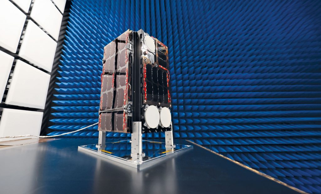 Von German Orbital Systems gebauter In-Orbit-Demonstrator-Satellit in der Absorberkammer; einer der ersten zwei CubeSats der Celeste-Mission der ESA (Thales Alenia Space)