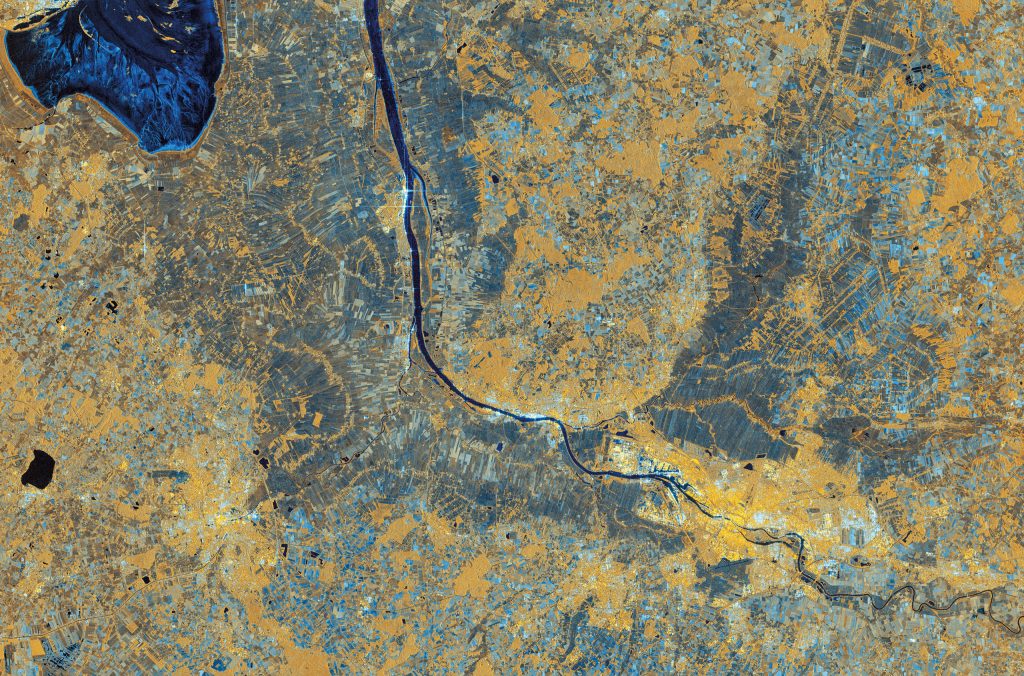 Satellitenbild von Bremen in Falschfarben: Bebaute Gebiete erscheinen gelb, Gewässer dunkelblau und Ackerflächen in Blautönen. (Contains modified Copernicus Sentinel data (2025), processed by ESA)
